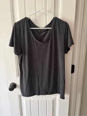 Gap fit Women's Classic V-Neck Tee - Dark Gray
